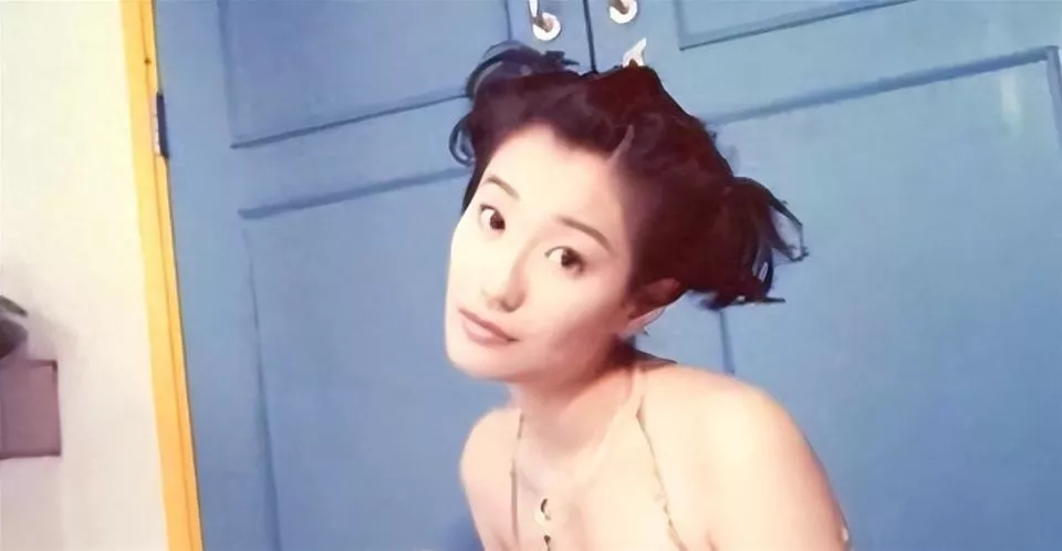 她宁愿单身也不接受谢霆锋,转身嫁豪门生4娃,如今46岁