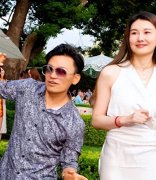 13厘米身高差 王宝强女友驾车送其聚会 1.78米模特身材被笑似保镖