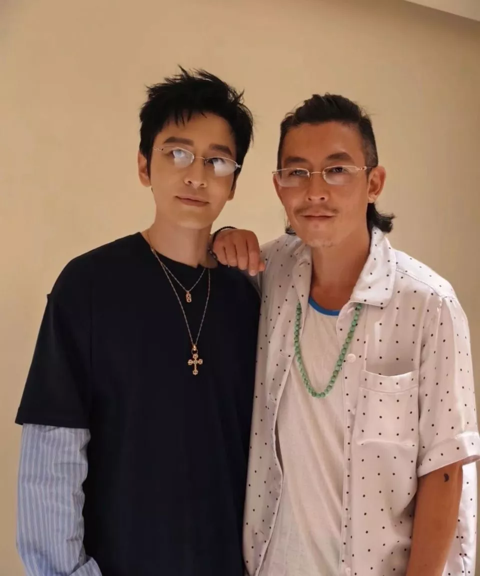 黄晓明陈冠希同框，仅差3岁却像两代人！
