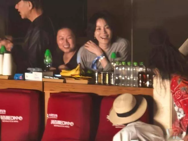 王菲调侃那英：演唱会为何会请肖战出任嘉宾？