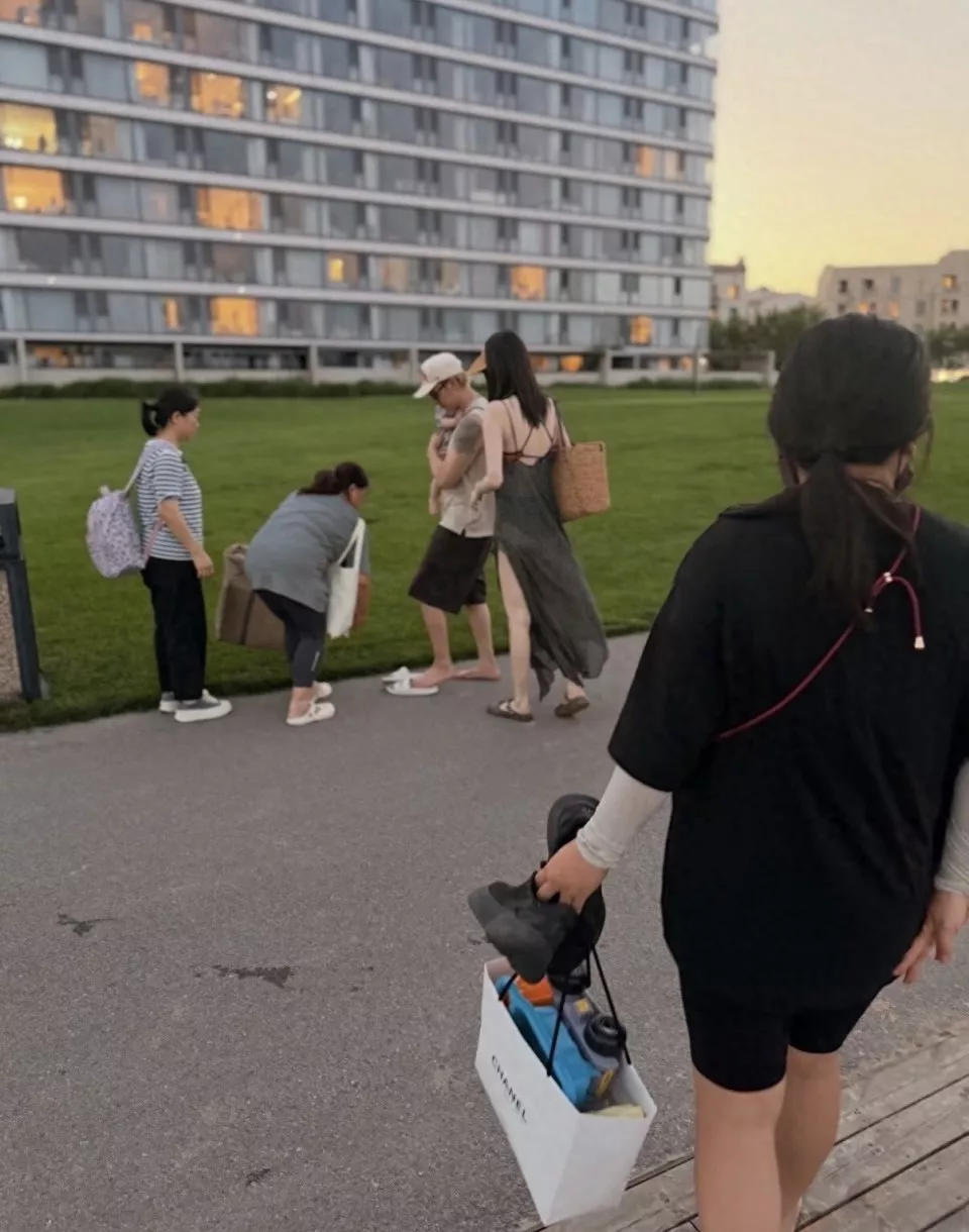 何穗晒家居照秀身材，穿小背心腹部平坦紧致