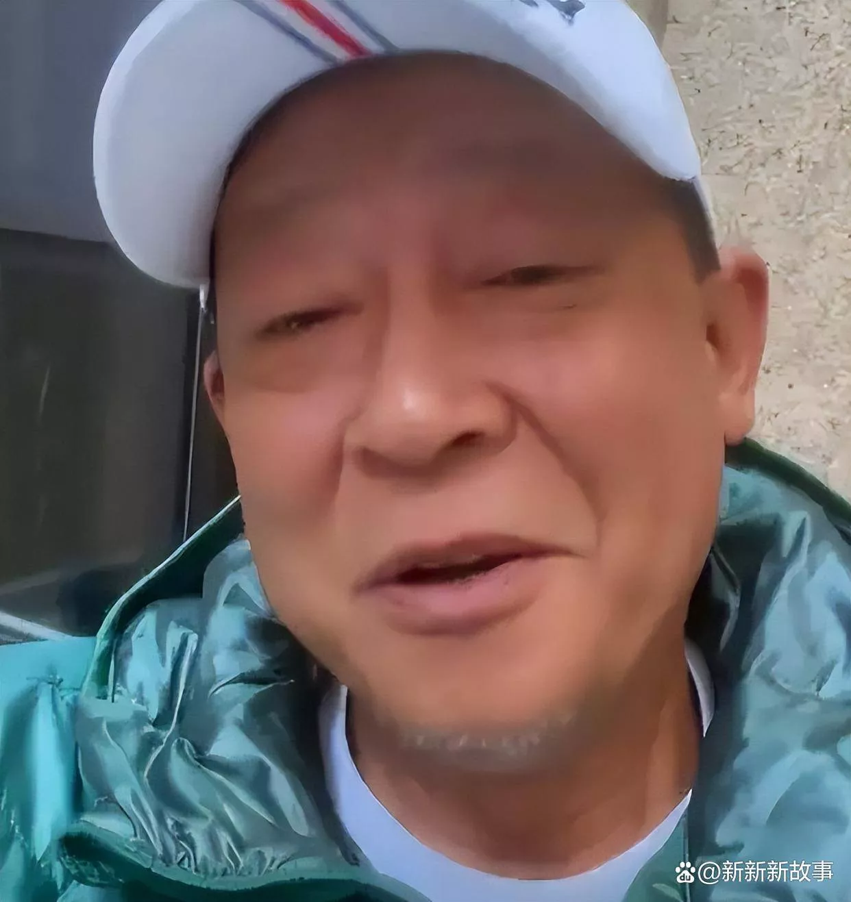 60岁王志文现在都拄拐了,和小8岁老婆同框看着像两代人