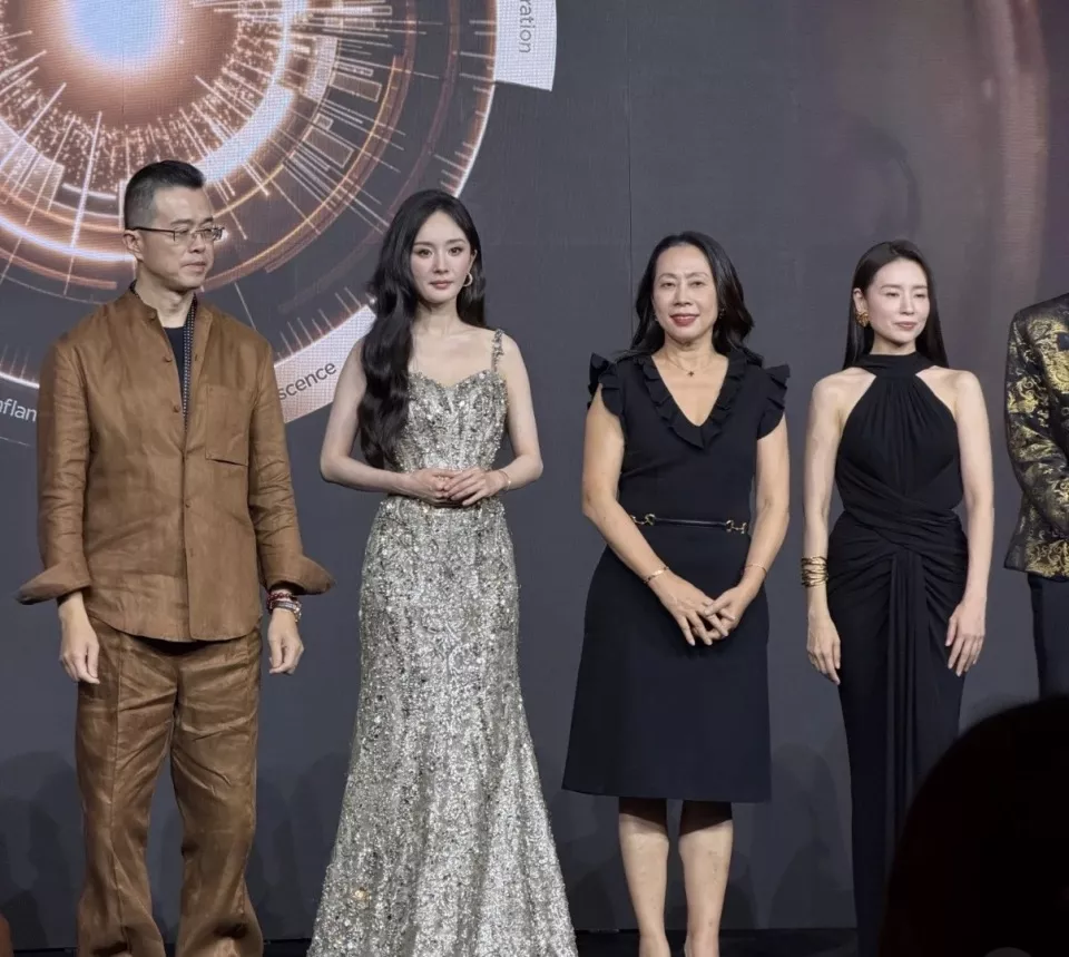 上海这一夜，杨幂董洁同台身形纤薄曼妙