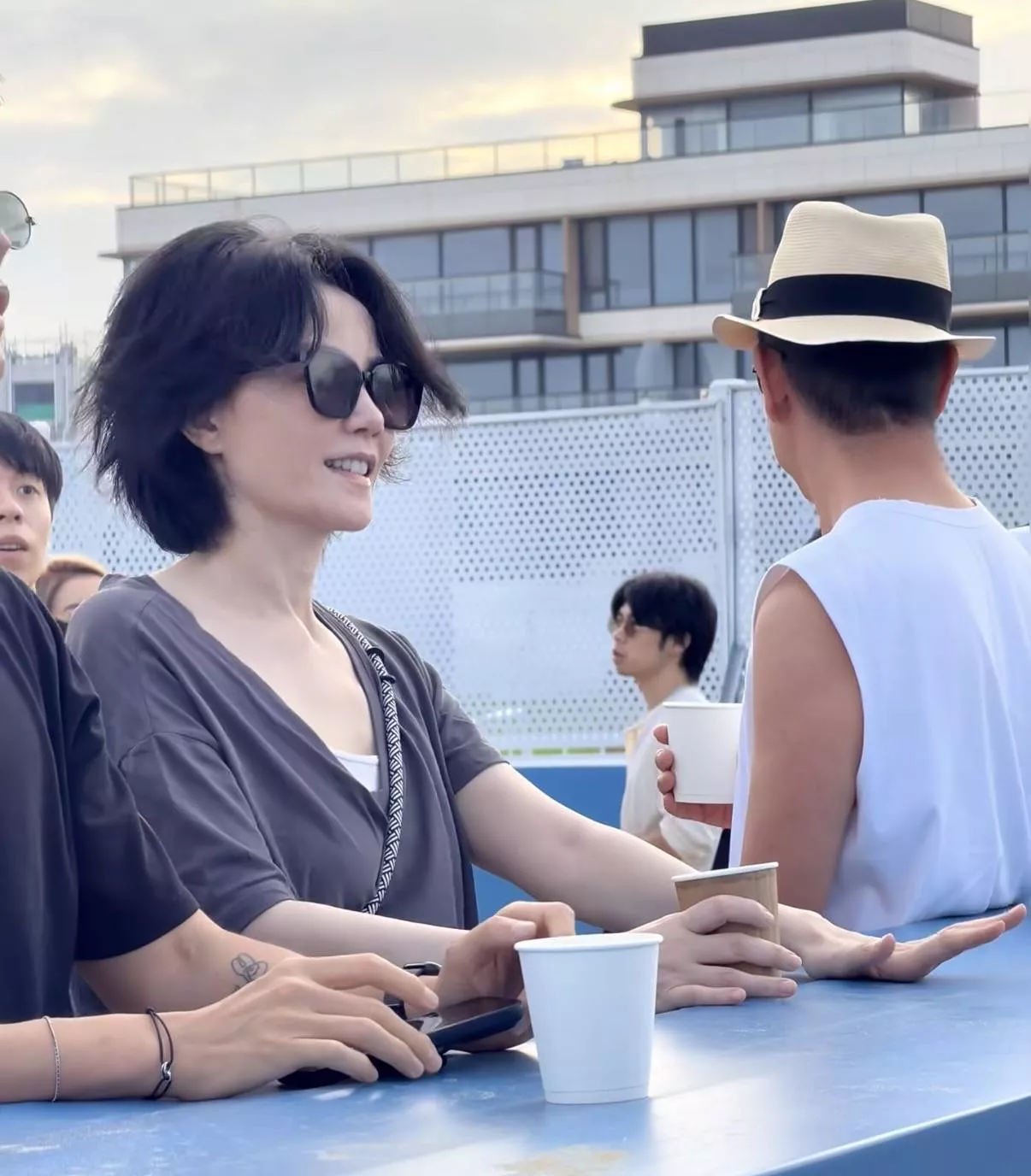 王菲现身女儿演唱会，短裤雨靴秀美腿又白又薄