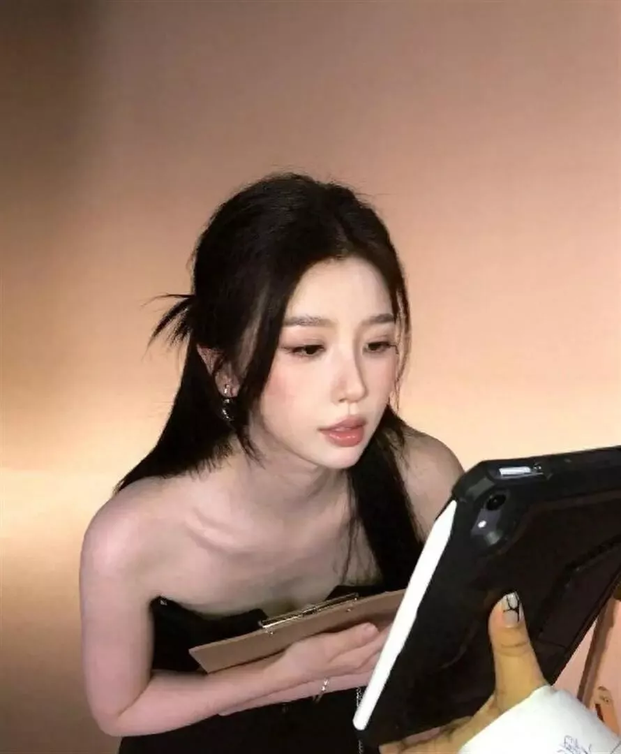 甜妹虞书欣穿黑裙被喊妈妈,练普拉提,这组写真变了什么