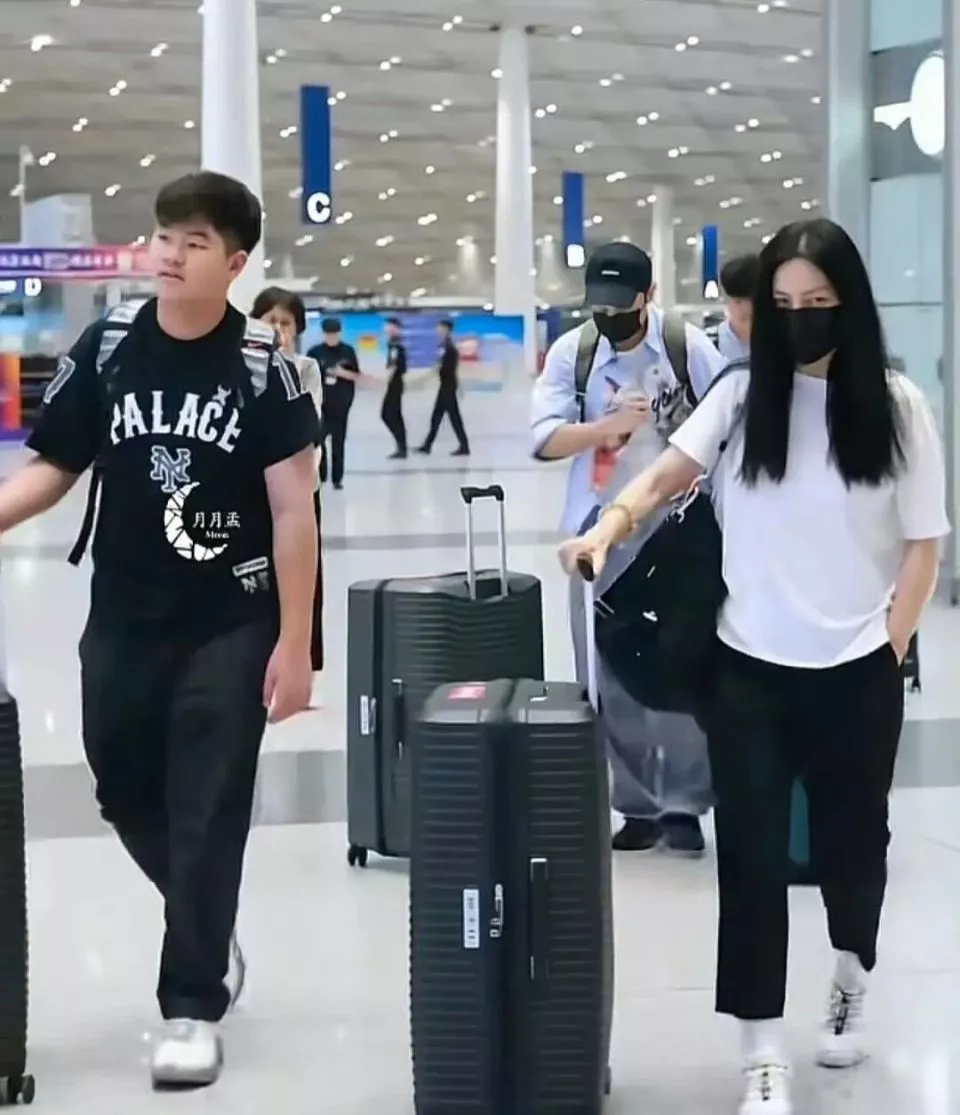 沙溢胡可送两儿子去英国留学读私校,12岁小鱼儿身高180