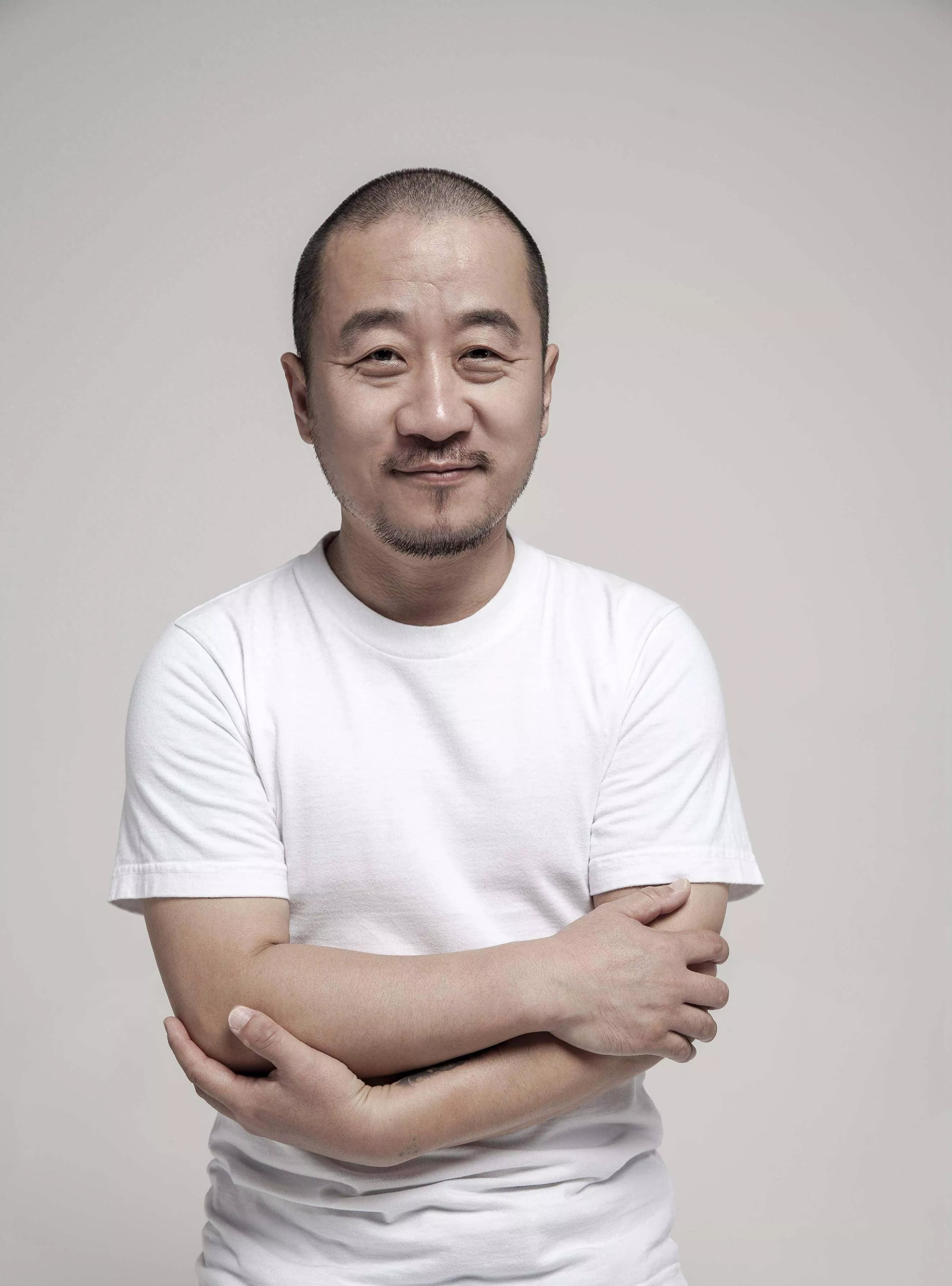 李保田54岁儿子中年叛逆，纹花臂打耳钉戴佛珠