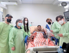 王力宏帮陈建州拿尿壶 真心不该被“摆拍”两个字消解