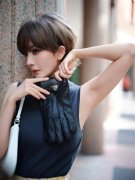 杨幂短发造型亮相时装周！无袖上衣配格纹半裙