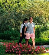 66岁齐秦现状：在美国享福 和百岁母亲住一起 下台阶都不利索