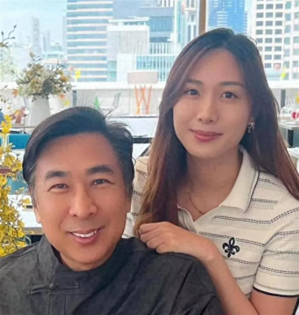 李丽珍29岁女儿将结婚,父女商谈婚事罕同框,许愿晒合照父女颇像