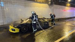 跑车变火球！台74线保时捷瞬间陷火海 驾驶乘客惊险逃生