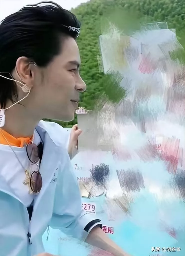 向佐助理撞脸郭碧婷！黑长直、大眼睛完美复刻