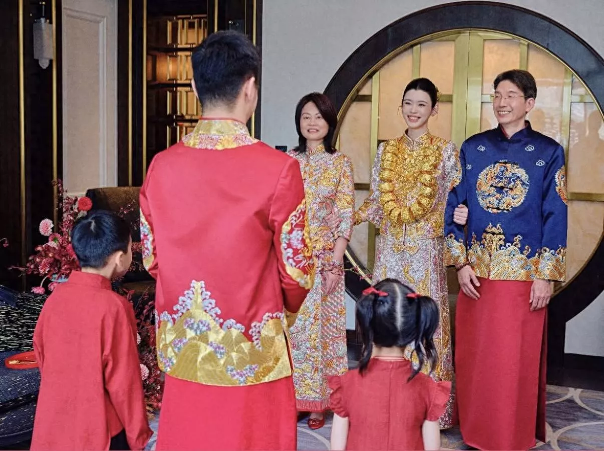 奚梦瑶敬茶戴了22个龙凤镯,被曝价值300万,梁安琪还送了传家宝