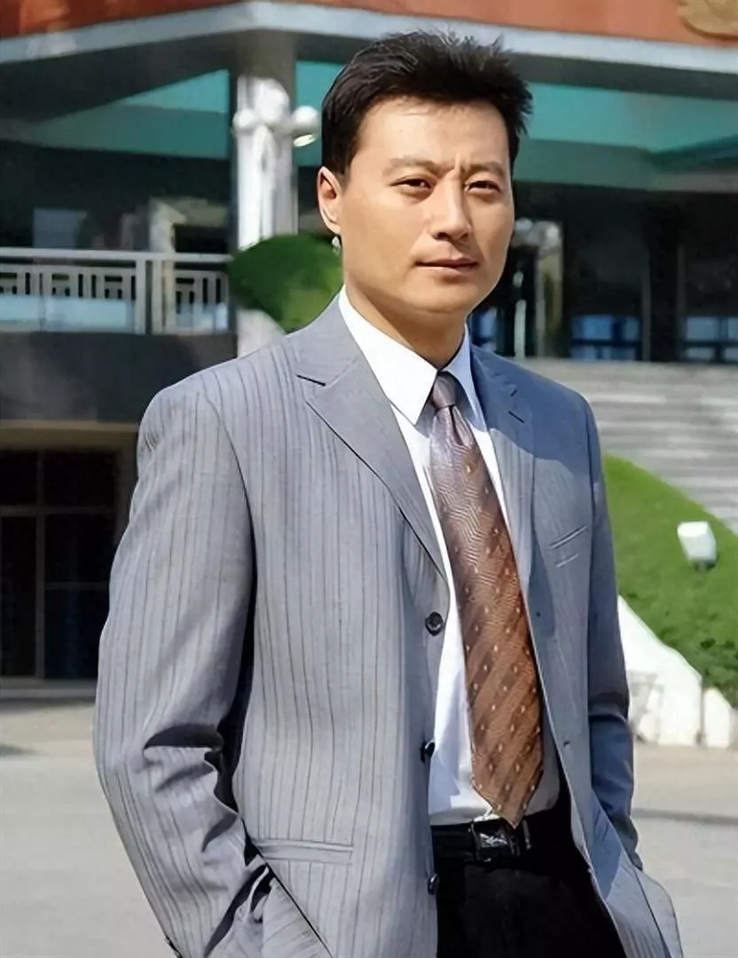 她陪我住地下室7年,没房没车没存款,成名后哪敢抛弃?