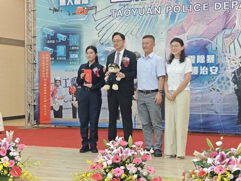 桃园市警察节庆祝大会表扬48位警察楷模，刑事警察大队侦查员吴婕宁（左1）更获选全国模范警察，市长张善政（左2）颁奖表扬。（警察局提供）