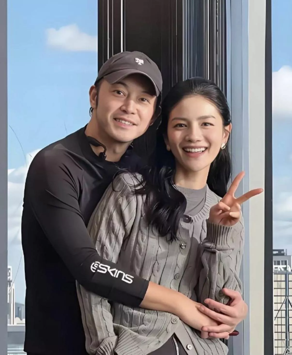 胡可俩儿子回国了！小鱼儿被妈妈亲脸好害羞