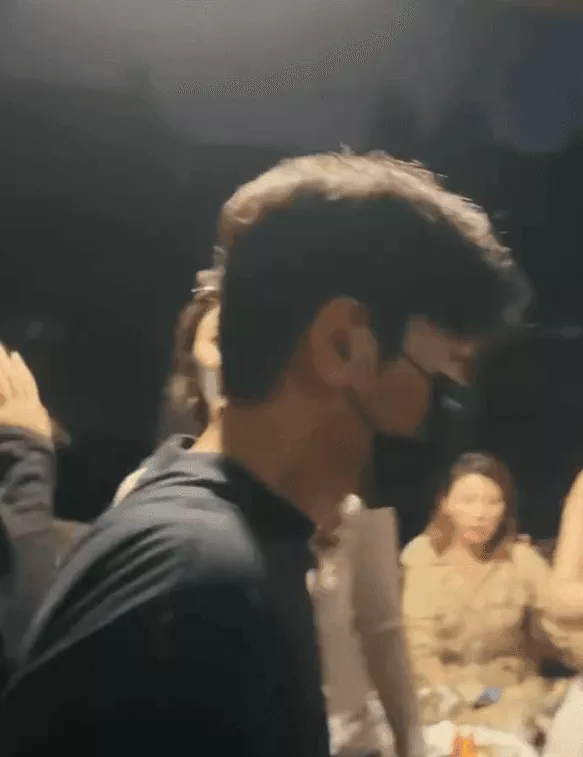 被粉丝喊喜欢老婆高圆圆 赵又廷秒回：我也喜欢！