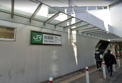 傻眼！日本神奈川列车超出月台50公尺 旅客无法下车
