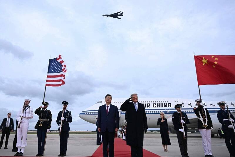 美国总统川普23日在安德鲁联合基地，迎接中国国家主席习近平到访。（法新社）