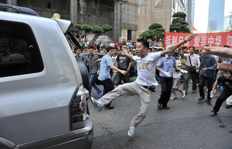 中国官媒《央视》指称日本受到中东战火影响「快要啥都缺了」，却被自家网友呛翻。图为中国2012年抵制日货时民众打砸日系车。（路透）