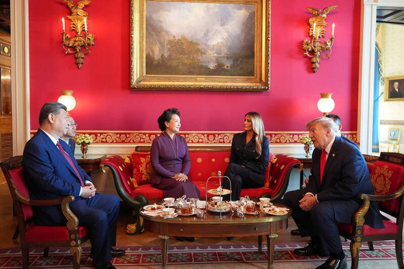 美中两国领袖美东时间25日上午在白宫红厅茶叙，随后参观美国国家档案局，为习近平3天国是访问划下句点。（美联社）