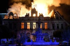 法国示威爆打砸抢烧！143年市政厅被纵火 17岁少年右手遭炸断