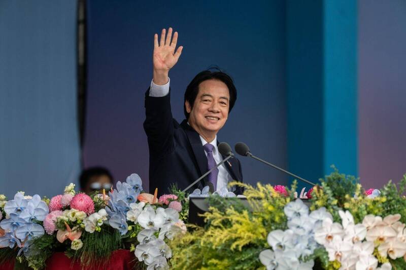 赖清德总统于双十国庆大会发表演说。美联社等外媒聚焦其呼吁印太民主国家维持和平之战略诉求。（彭博社）